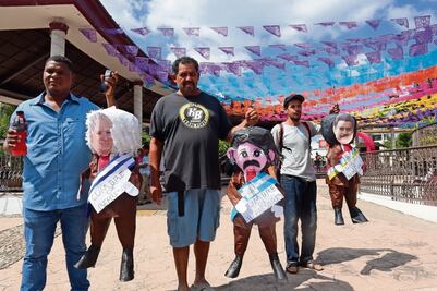 En contracumbre, queman piñatas de mandatarios