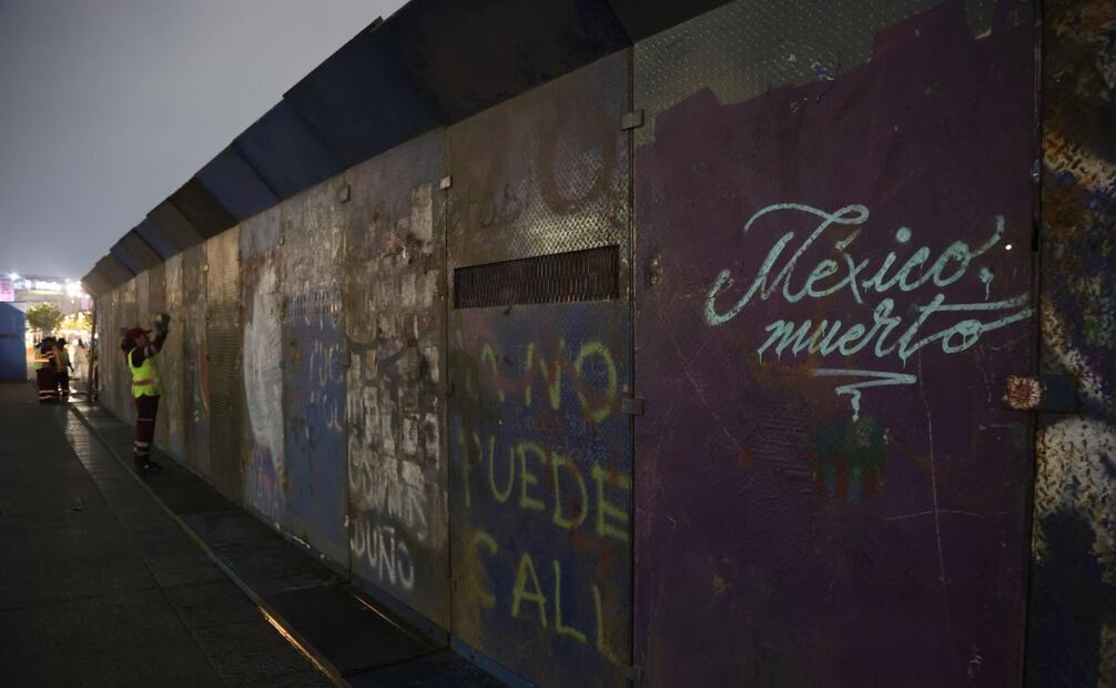 Trabajadores de limpia de la Ciudad de México colocan vallas en el Zócalo capitalino para la marcha que se celebrará el próximo domingo 8 de marzo por el Día Internacional de la Mujer. Foto: Valente Rosas/ EL UNIVERSAL