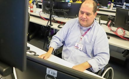 "Qué habrá cometido para que naciera su hijo así'": el hombre con distrofia muscular que se convirtió en coordinador del 911