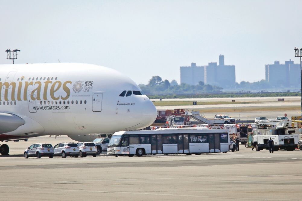 Vehículos de emergencia rodean el avión de Emirates Airlines puesto ayer en cuarentena en Nueva York, luego de que varios pasajeros se reportaron enfermos. Foto: BEBETO MATTHEWS. AP