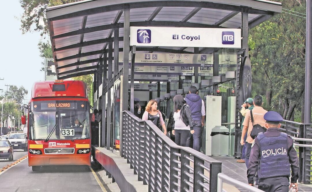 Percance. Testigos dicen que el chofer del Metrobús se impactó contra las instalaciones por evitar arrollar a un ambulante. (ESPECIAL)