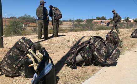 Narcos obligan a migrantes a ser “mulas”; cargan 30 kilos de droga en el desierto para ir a EU