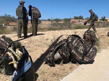 Narcos obligan a migrantes a ser “mulas”; cargan 30 kilos de droga en el desierto para ir a EU