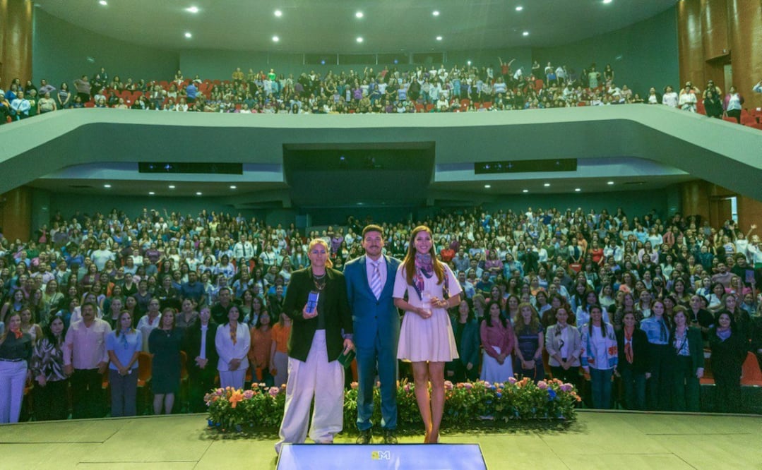 Saskia Niño de Rivera, Mariana Rodríguez y Samuel García durante el panel “Mujeres que ayudan, transforman e inspiran” realizado en Monterrey. Foto: Especial.