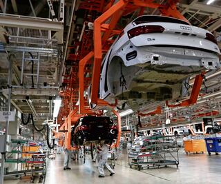 Guerra y escasez afectan el blindaje automotriz