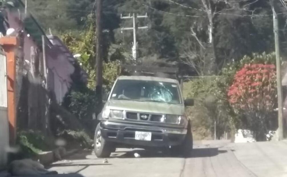 Como resultado de los choques entre pobladores y soldados, varios vehículos particulares y motocicletas resultaron dañadas. Foto: Especial.