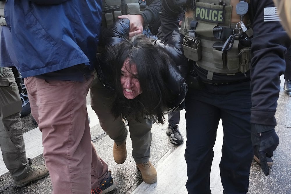 Aliya Rahman es detenida por agentes federales cerca del lugar donde Renee Good fue asesinada a tiros por un agente de ICE la semana pasada, en Minneapolis. Foto: AP