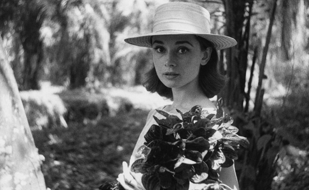 Fotografía facilitada por la National Portrait Gallery que muestra a Audrey Hepburn en Africa en el rodaje de la película "Historia de una monja". FOTO: EFE