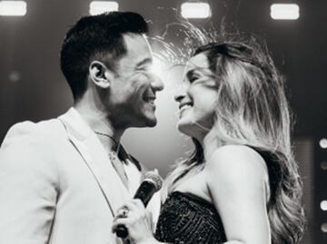 Carlos Rivera y Cynthia Rodríguez: de "La Academia" a besote apasionado en el escenario