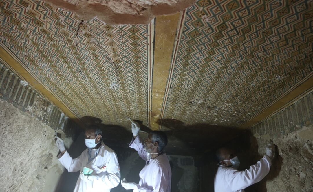 Un grupo de arqueólogos descubrió ocho momias, sarcófagos de madera de vivos colores y un millar de pequeñas figuras funerarias en una tumba de la época de los faraones en el sur de Egipto. Foto: Xinhua