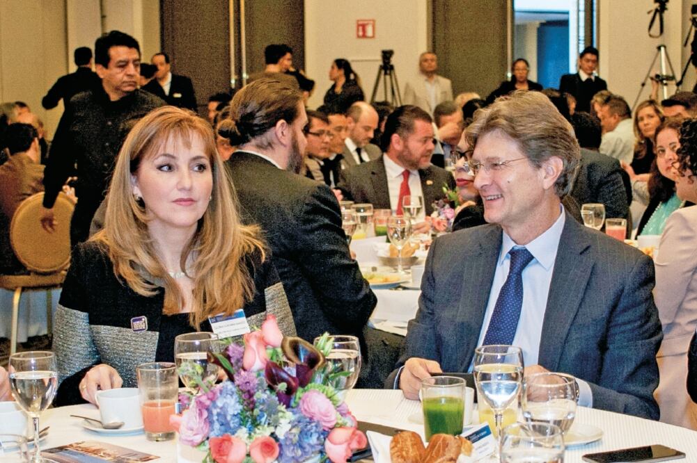 La presidenta del WTTC, Gloria Guevara Manzo, y el secretario de Turismo, Enrique de la Madrid Cordero, durante la conferencia en la que se reunieron con líderes del sector en el país. (CORTESÍA)