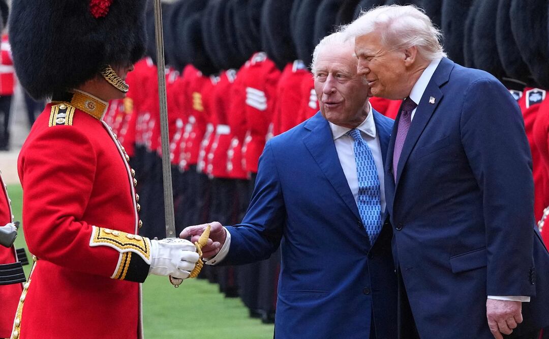 El rey Carlos III del Reino Unido, y el presidente de Estados Unidos, Donald Trump, pasan revista a la Guardia Real en el castillo de Windsor. Foto: AFP