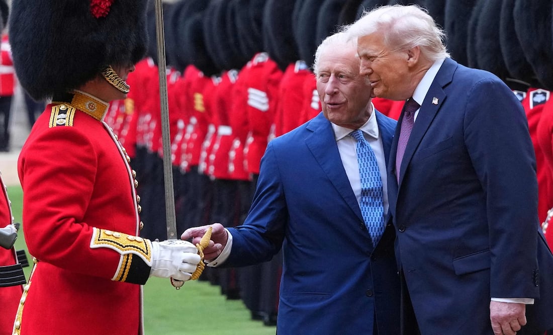 El rey Carlos III del Reino Unido, y el presidente de Estados Unidos, Donald Trump, pasan revista a la Guardia Real en el castillo de Windsor. Foto: AFP