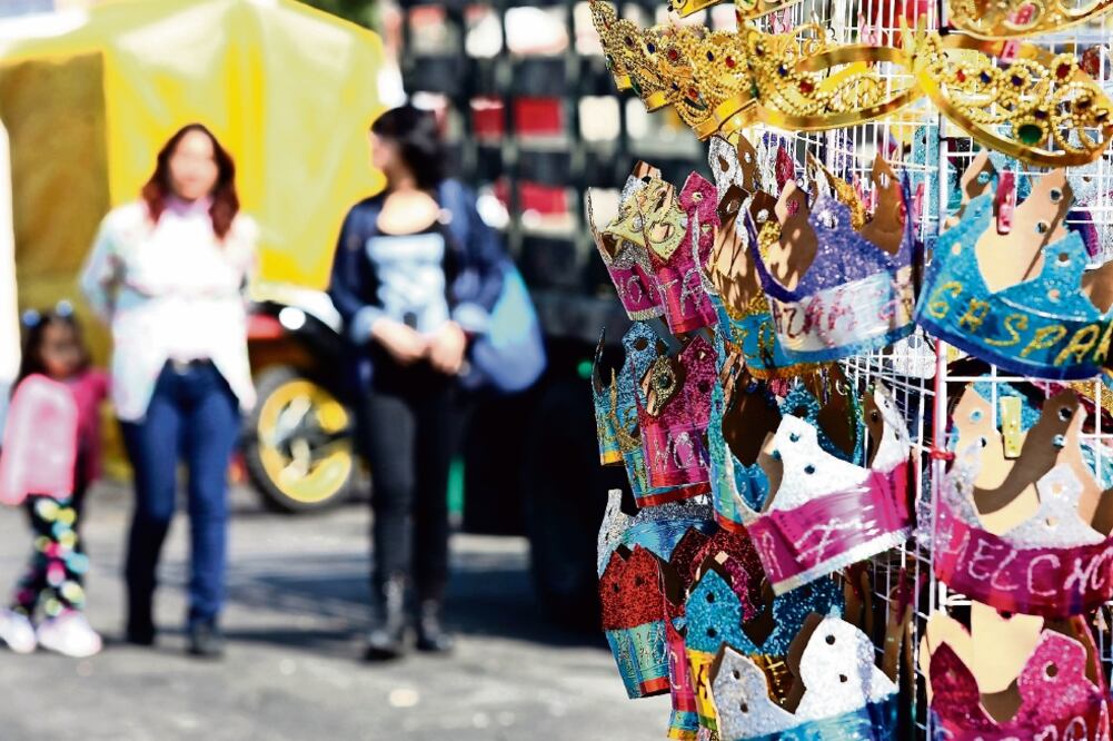 El dispositivo de vigilancia por las compras del Día de Reyes se realizará en plazas comerciales y explanadas delegacionales, donde ya se encuentran instaladas romerías y puestos de juguetes (VALENTE ROSAS. EL UNIVERSAL) 