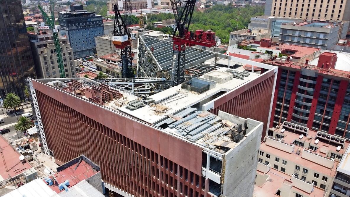 El inmueble que se construye en Avenida Juárez 92 tendrá 10 niveles y una terraza; tres de ellos, bajo el nivel del suelo: un estacionamiento hasta el tope subterráneo y, sobre éste, los sótanos 01 y 02 que albergarán un acervo de 171 millones de documentos históricos. Foto: Paola Reyes El universal