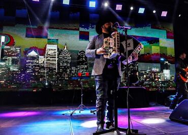 Ricardo Muñoz, de Intocable, aclara que sí se sintió mal pero no se desmayó en concierto