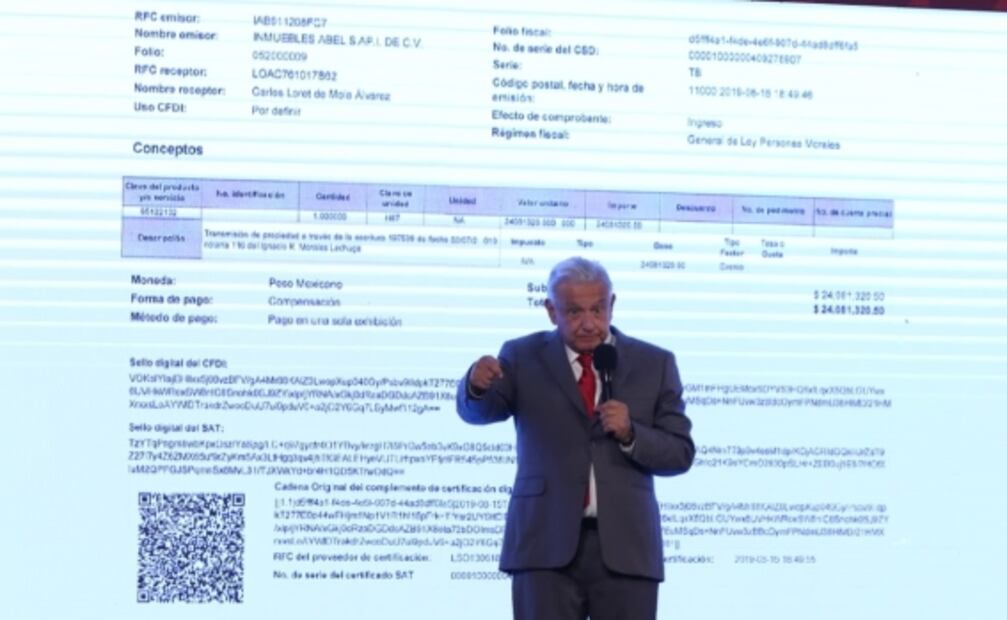 AMLO exhibe plano y factura de supuestas propiedades de Loret; el periodista acusa "venganza sin límites"