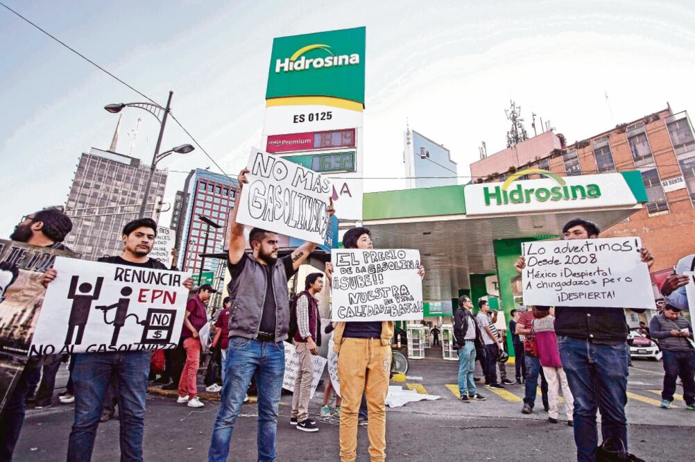 Los incrementos en los precios de las gasolinas impactan negativamente en el bolsillo de millones de familias y generan inflación, señala el PAN. (ARCHIVO EL UIVERSAL)