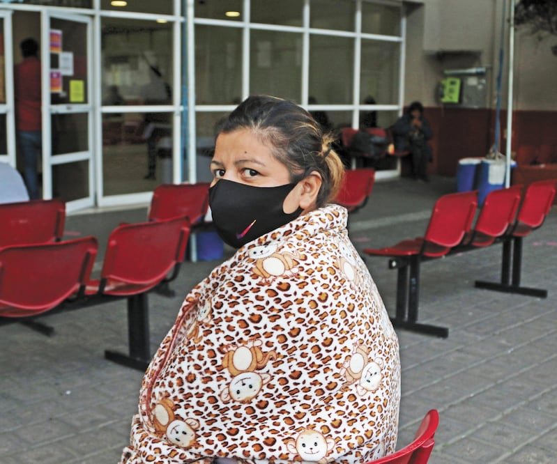 Ana Luisa Salazar está al pendiente de su cuñado. Foto: CARLOS MEJÍA. EL UNIVERSAL