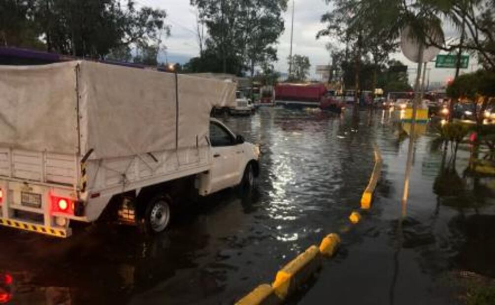 Inundaciones colapsan sur de CDMX