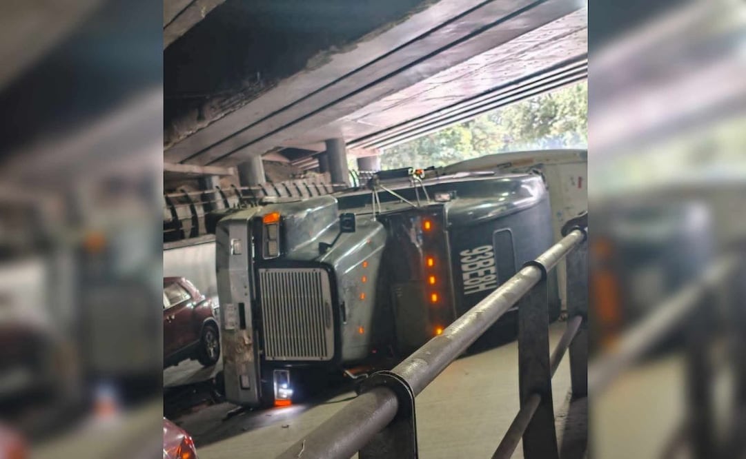 Tráiler se vuelca en bajo puente de Periférico Norte. Foto: Especial