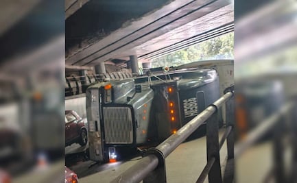 Caos vial en bajo puente de Periférico Norte por volcadura de tráiler; mantienen maniobras para retirar la unidad