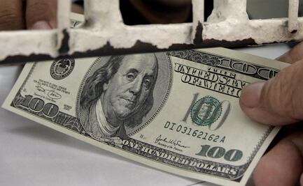 Tras bajar tasa de Banxico, peso cierra en su mejor nivel frente al dólar en tres semanas