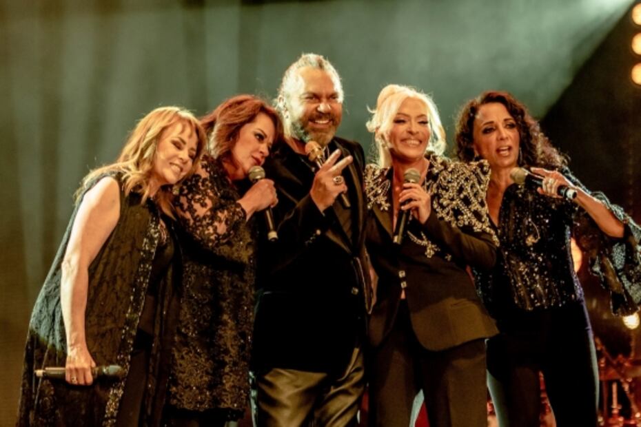 Mijares presenta look covid en concierto