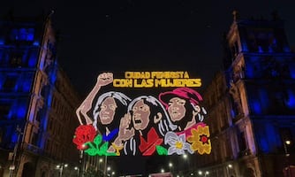 “Ciudad feminista con las mujeres”; iluminan el zócalo de la CDMX previo a marcha del 8M