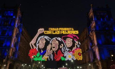 “Ciudad feminista con las mujeres”; iluminan el zócalo de la CDMX previo a marcha del 8M