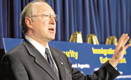 “No podemos dejar que relación México-EU se vaya al abismo”, dice Ken Salazar