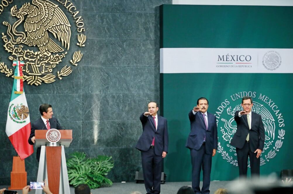 El presidente Enrique Peña Nieto tomó la protesta al cargo a Alfonso Navarrete Prida, en Gobernación; Eviel Pérez Magaña, en Sedesol, y Roberto Campa Cifrián, en la Secretaría del Trabajo y Previsión Social. (LUCÍA GODÍNEZ. EL UNIVERSAL)