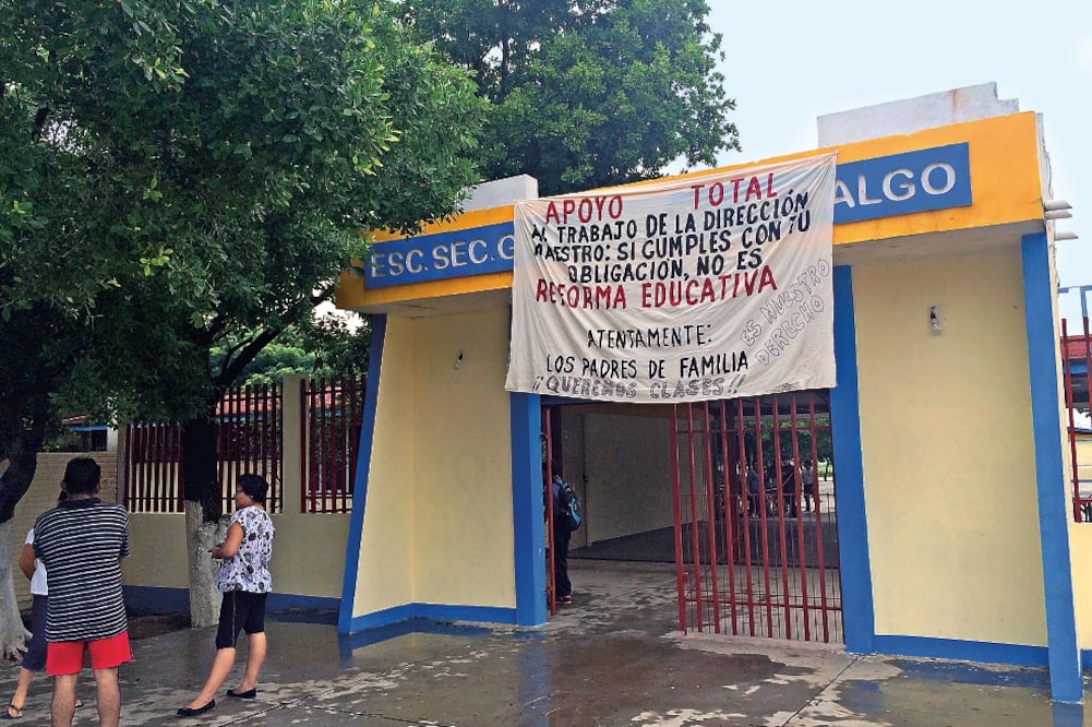 Padres de familia resguardan escuelas en Tehuantepec para que los docentes alineados con la CNTE no los tomen e impidan dar clases (ROSELIA CHACA. EL UNIVERSAL)