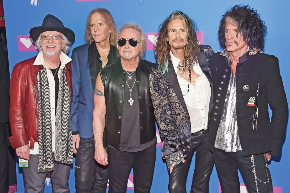 Fiel a su estilo, la banda Aerosmith, liderada por Steven Tyler, que llegó con mechas de cabello azul, sacó su lado más roquero con colores oscuros y cadenas. (FOTOS: AGENCIAS)