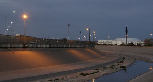 Pequeña compañía mexicana ofrece iluminar el muro de Trump