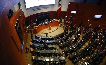 Con mantas senadores del PAN y Morena se acusan de la violencia y corrupción en el país