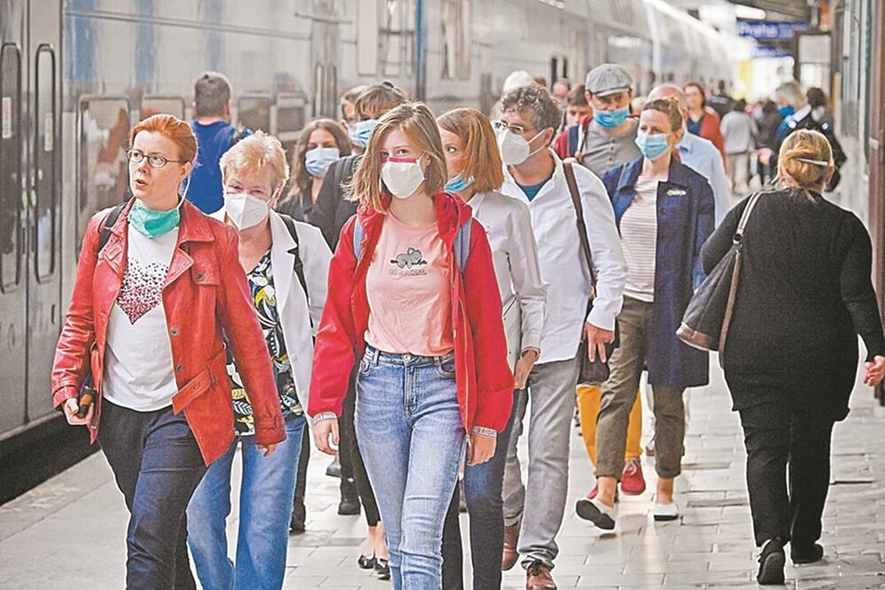 Checos, en una estación de tren en Praga. Foto: SIMANEK VIT. AP