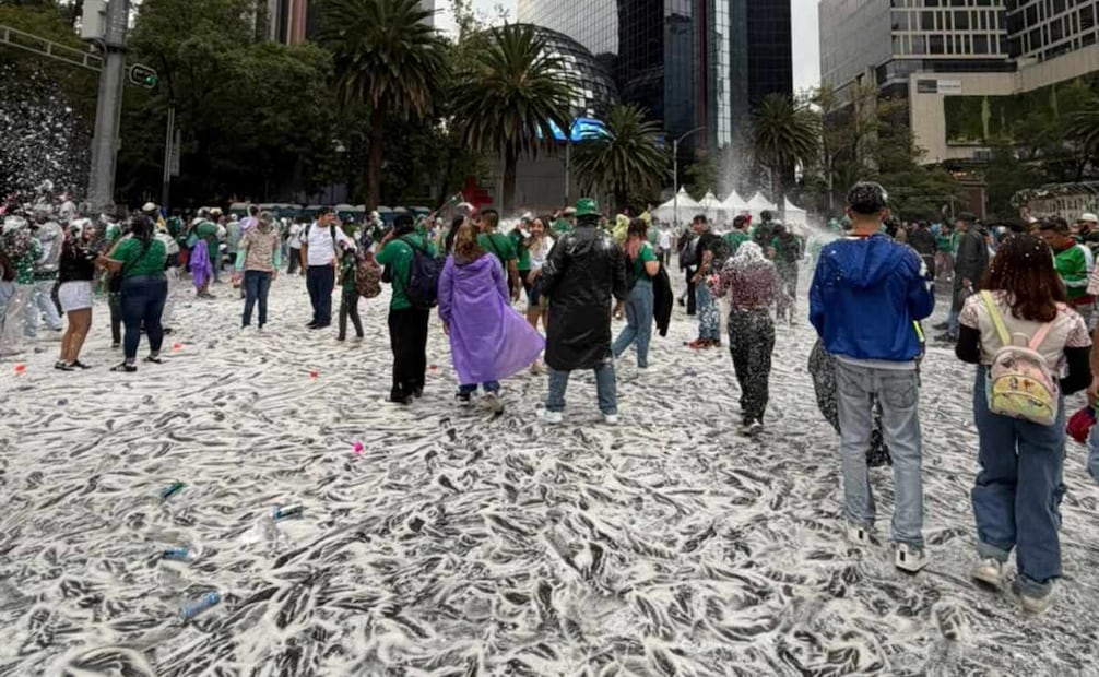 Entre espuma y futbol; la Glorieta del Ahuehuete se tiñe de blanco previo al partido México vs Inglaterra.
Foto: Leonardo Lugo