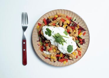 Cocina una comida rápida con pollo y pasta