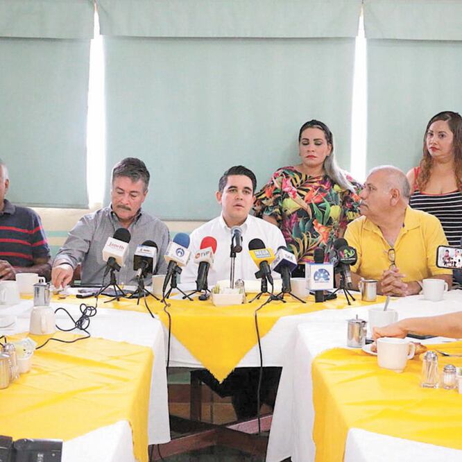 El titular de la Sedeso y el director de la Comisión de Vivienda en Sinaloa destacaron el trabajo coordinado que realizan para apoyar a la población. Foto/ESPECIAL