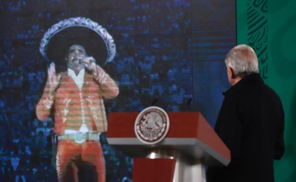 AMLO pone en la mañanera “Volver, volver”, en honor a Vicente Fernández