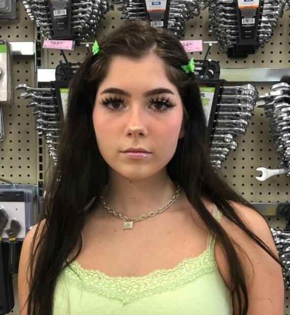 Peinados con pincitas noventeras para estar en tendencia