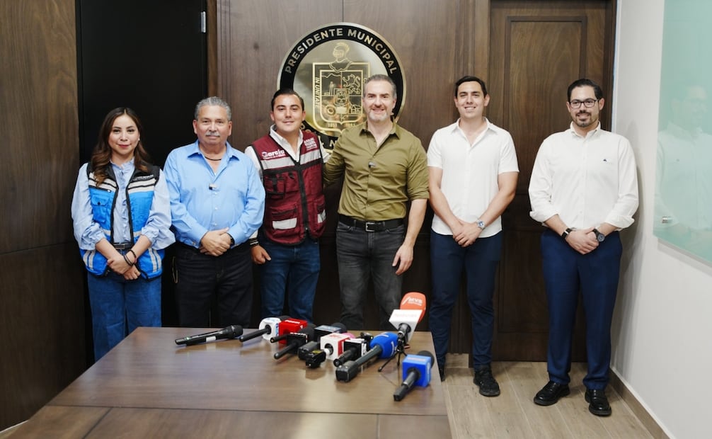 La movilización institucional reunió en la Explanada de la Presidencia Municipal de García a los alcaldes Adrián de la Garza Santos, de Monterrey; César Garza Arredondo, de Apodaca; David de la Peña Marroquín, de Santiago; José Antonio Quiroga Chapa, encargado del despacho de la Presidencia Municipal de Escobedo, y Lilia Olivares Castañeda, representante del alcalde de San Nicolás, Daniel Carrillo Martínez. | Foto: Especial.