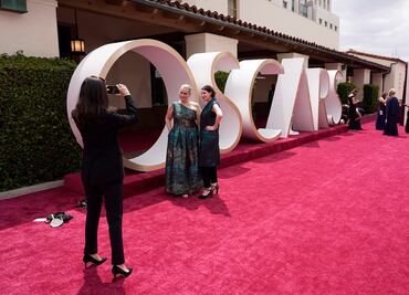 Desfilan las estrellas en la alfombra roja de los premios Oscar 2021