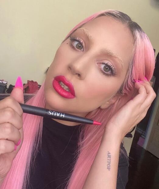 Regina Blandón luce nuevo color en sus cejas