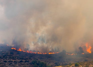 Fuertes vientos avivan incendio en Tenerife, España, forzando más evacuaciones
