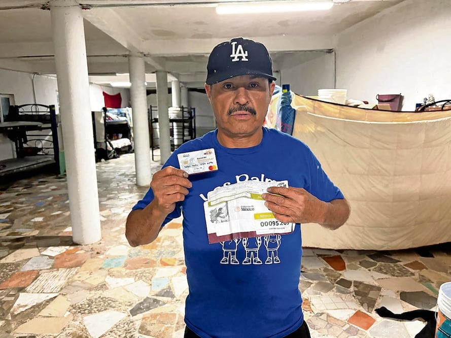 Alberto Rodríguez aceptó su tarjeta del Bienestar, pero rechazó el boleto de autobús a Michoacán. Foto Especial
