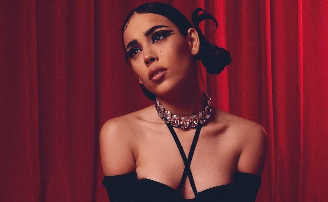 Danna Paola luce top de estética Y2K con minifalda elegante / Foto: Instagram @dannapaola