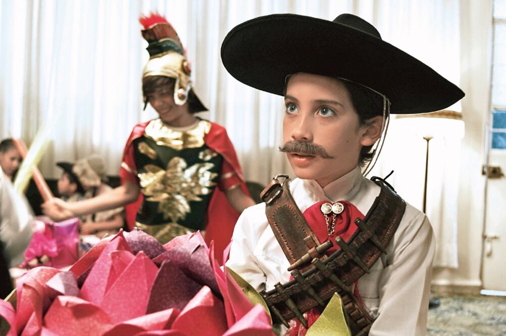 La cinta, que estrena este fin de semana, cuenta la historia de un niño que un día despierta con bigote (CORTESÍA)