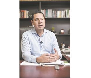 Van contra ‘servidores de la nación’